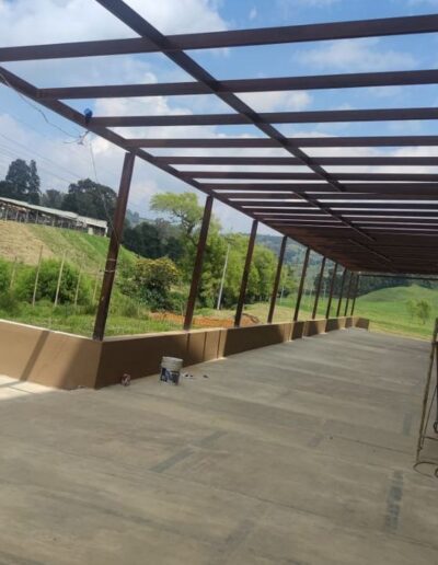 Pérgola en estructura metálica con vidrio templado